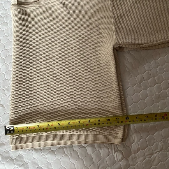 VICOLO CROPPED SWEATER . CREWNECK CREAM , MEDIUM TEXTURED . - Picture 3 of 12